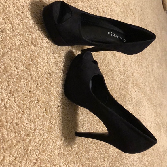 black pumps size 8